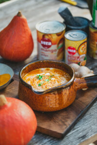 Kremowa zupa dyniowa z pulpą z mango i mleczkiem curry