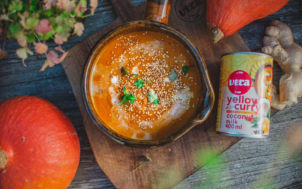 Creamy pumpkin soup with mango pulp and curry milk